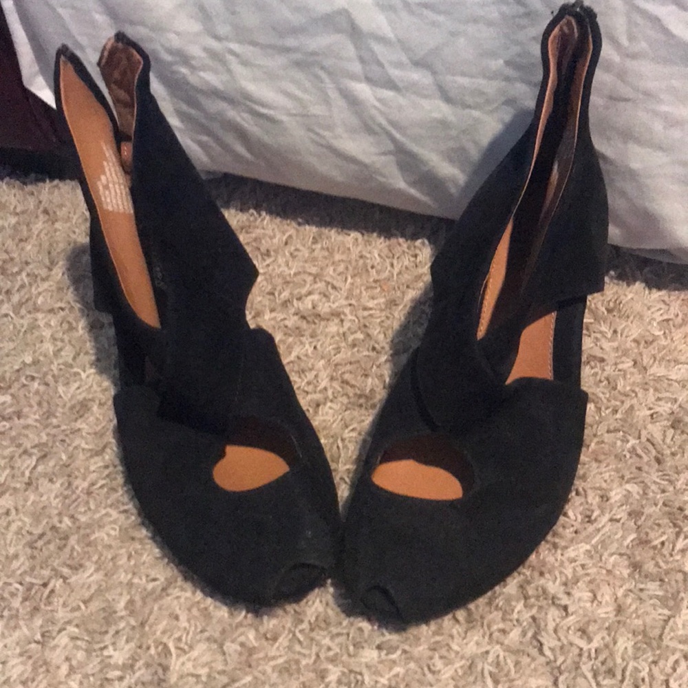 Black dress shoe